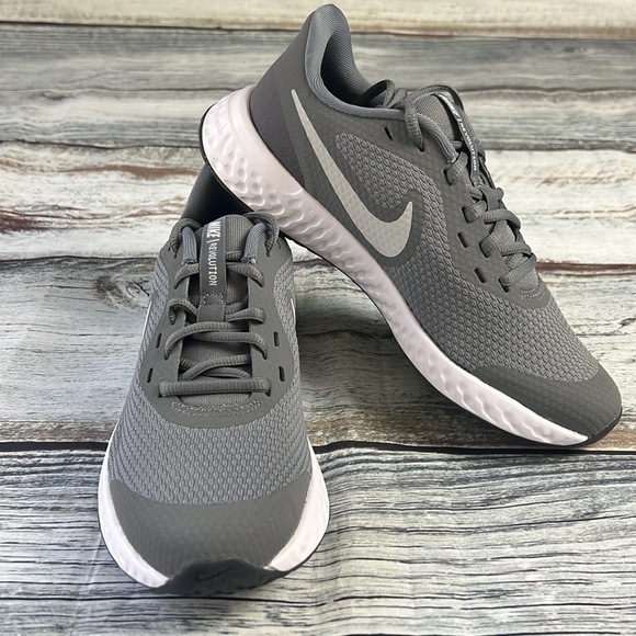 Nike Revolution 5 (GS) Cool Grey/Pure Platinum Youth Size 5.5 - Picture 1 of 9
